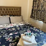 Naya Serviced Apartment - West London